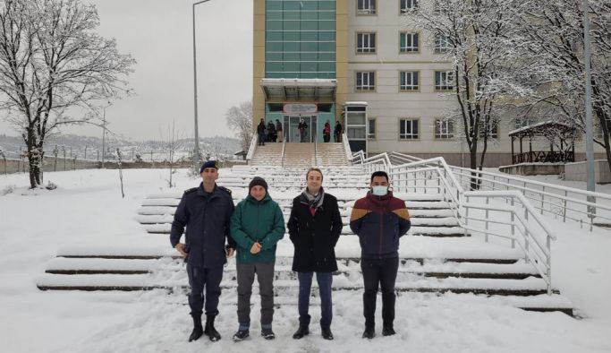 Kardan mahsur kalan yolcular Altınova’da misafir edildi
