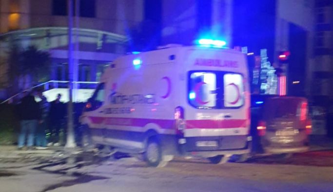 Ambulansa çarptılar