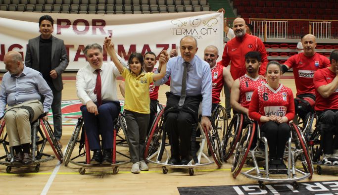 Tekerlekli sandalyeye oturan Yalova Valisi Erol basket atmayı denedi