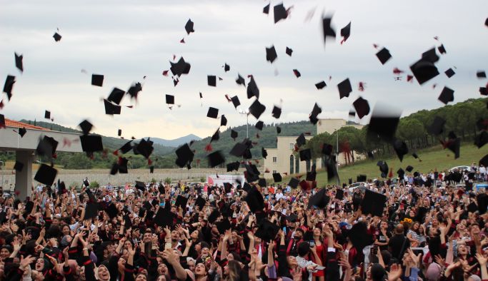 Yalova Üniversitesi mezunlarını uğurladı