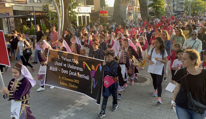 Yalova'da Yürüyen Köşk Çocuk Festivali başladı