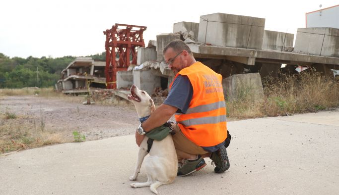 Deprem gönüllüsü sahiplendiği köpeği "Maxi"yi afetler için eğitiyor