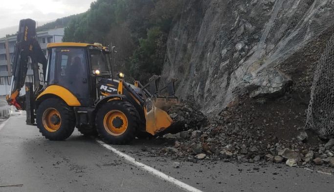 Esenköy’de toprak kayması: Yollar kapandı