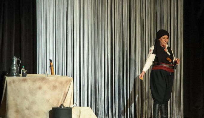 Kara Fatma tiyatro gösterisine yoğun ilgi