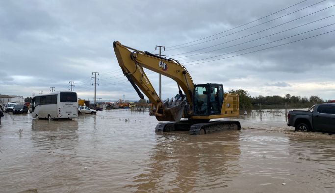 Taşköprü’de Altınkum Sahil Sitesi’ni su bastı: 10 kişi mahsur kaldı