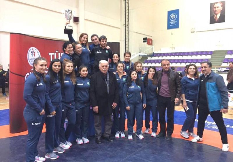 Altınovalı bayan güreşçiler Türkiye Şampiyonu