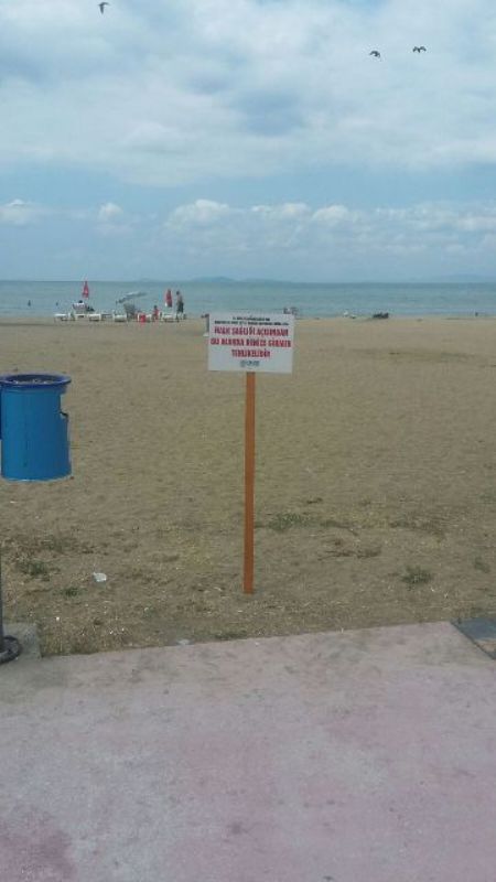Akasya Plajına uyarı levhaları asıldı