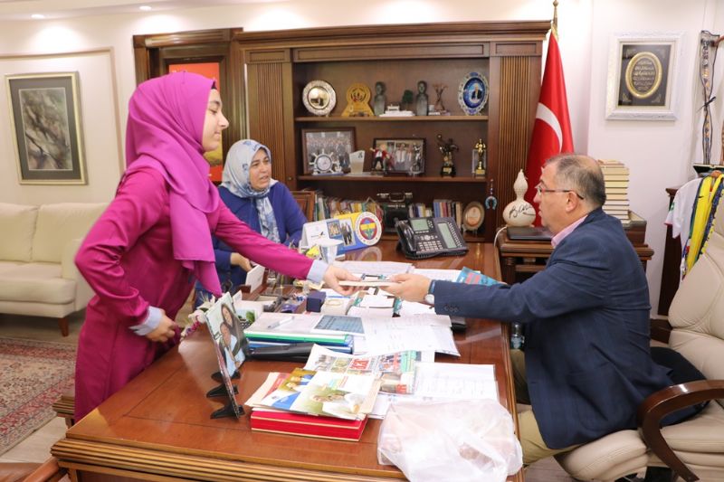 2 Roman Yazarı Elif Nur Kantar, Başkan Salmanı ziyaret etti
