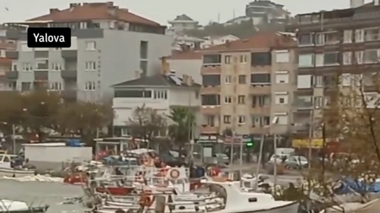 Çınarcık ve Esenköy’deki balıkçı barınakları fırtınada yıkıldı